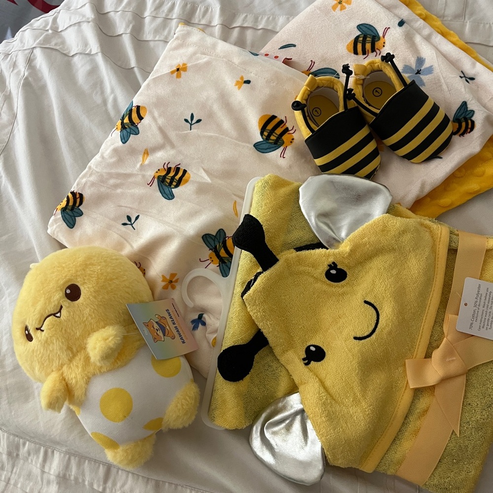 NWT Baby bee themed bundle set
